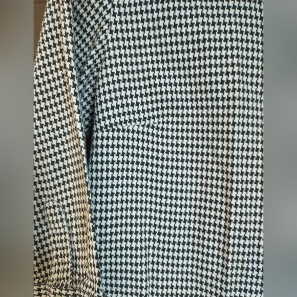 Talbots Petites Black & White Houndstooth Fitted Blouse size 8 - Picture 4 of 6